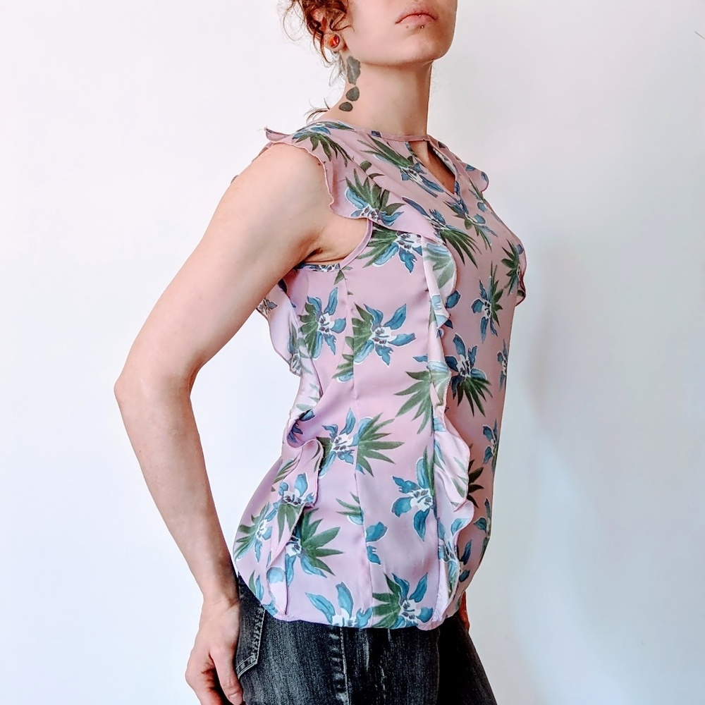 Cupcakes & Cashmere sleeveless floral ruffle top